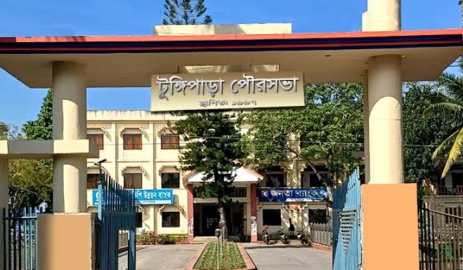 টুঙ্গিপাড়া পৌরসভায় বদলেছে সেবার চিত্র : সন্ধ্যা পর্যন্ত কর্মকর্তাদের উপস্থিতি