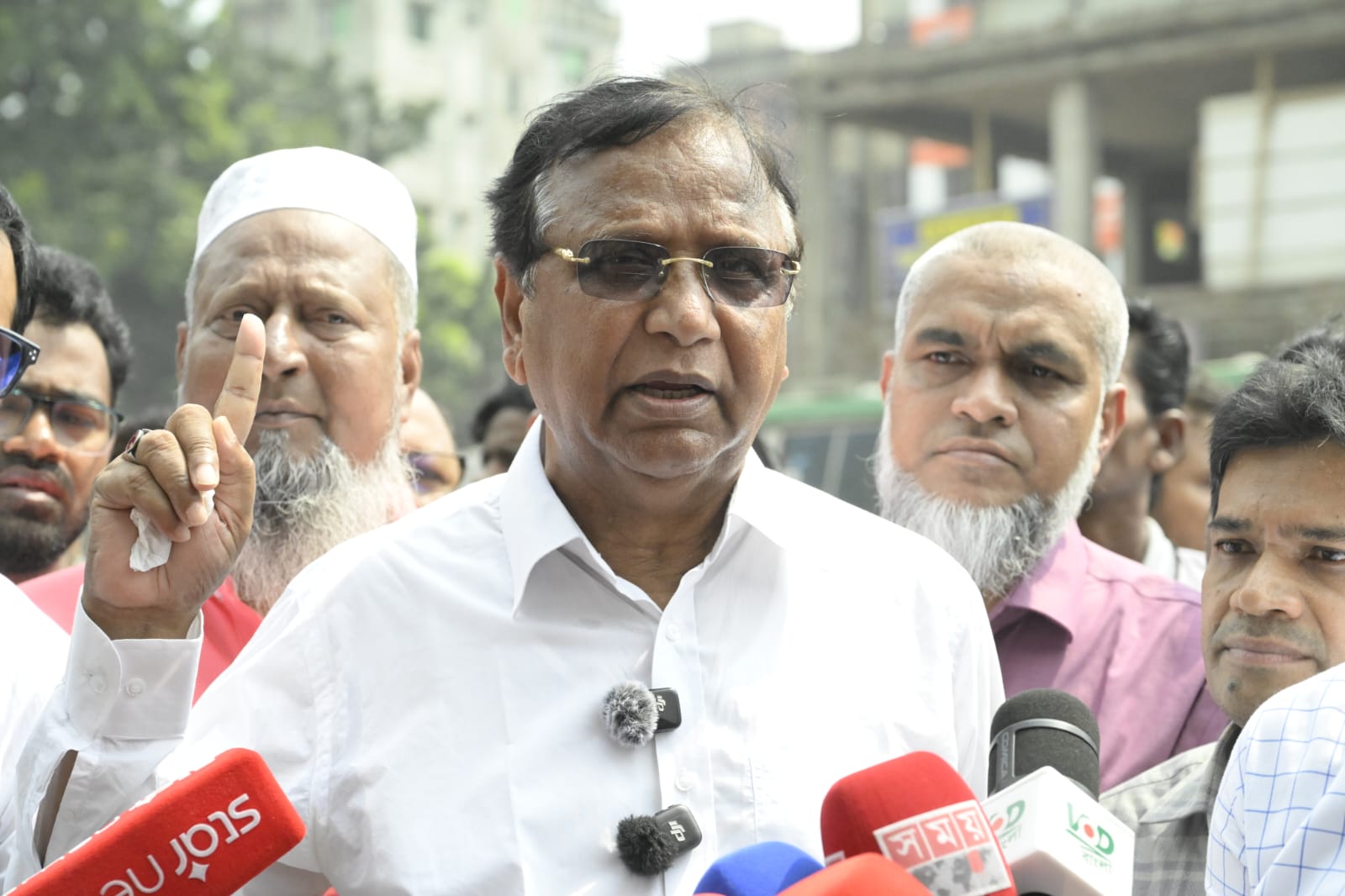 অনুমোদিত স্থান ছাড়া সড়ক-ফুটপাতে হকার বসলেই মালামাল ক্রোক ও মামলা : ডিএসসিসি প্রশাসক