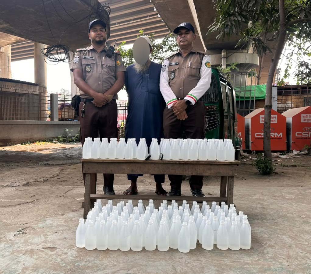 প্রগতি সরণিতে ট্রাফিক পুলিশের অভিযানে ১৪৪ বোতল বাংলা মদ উদ্ধার, সিএনজিচালক গ্রেফতার