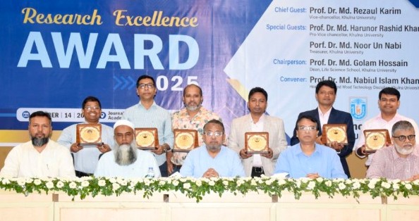 খুলনা বিশ্ববিদ্যালয়ে প্রথমবার ‘রিসার্চ এক্সিলেন্স অ্যাওয়ার্ড’ পেলেন ৭ শিক্ষক : গবেষণায় অবদানের স্বীকৃতি, সম্মাননা পেলেন জাতীয় পর্যায়ে পুরস্কৃত আরও দুই অধ্যাপক