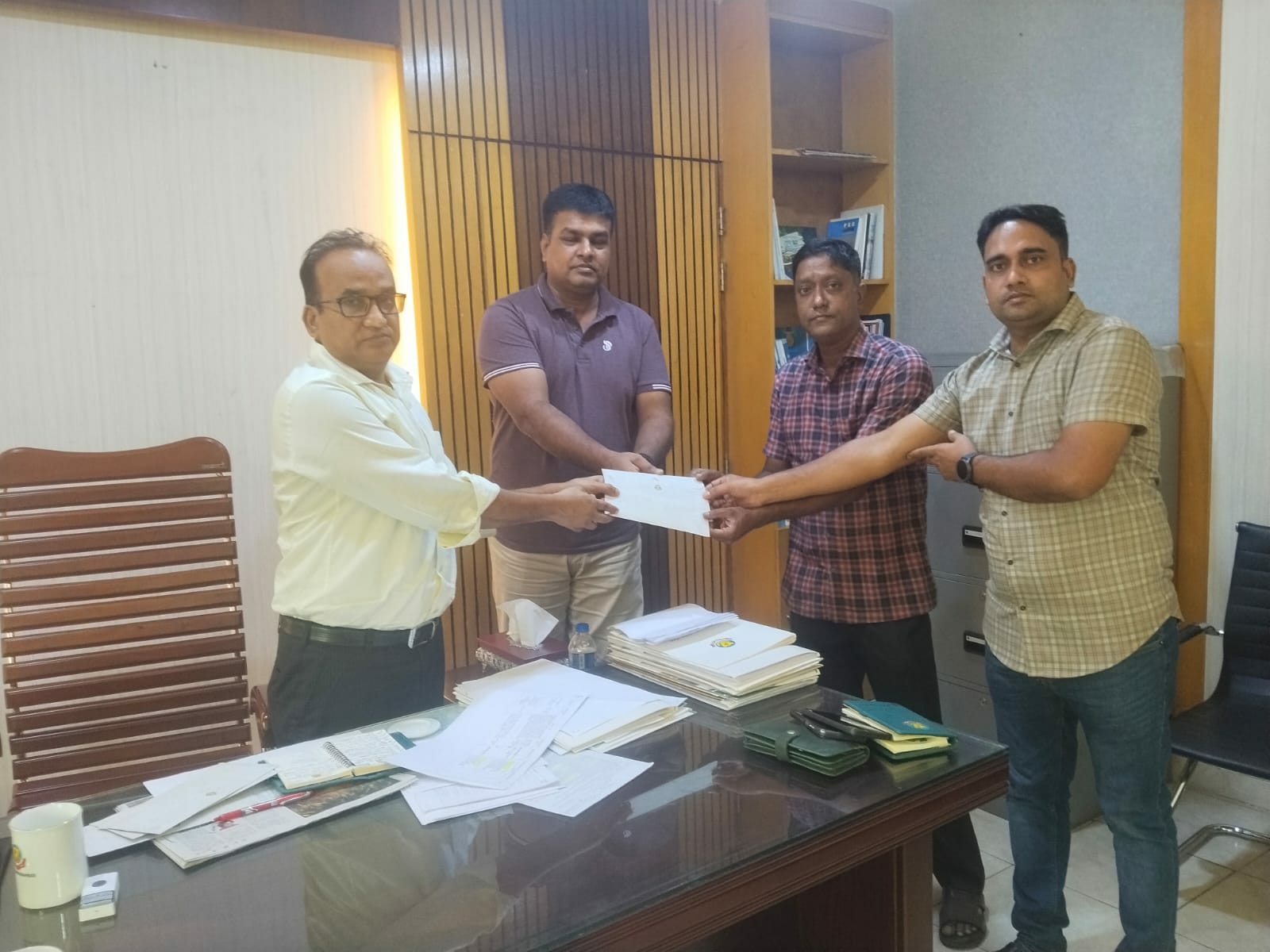 আইনশৃঙ্খলা রক্ষায় বিশেষ অবদান, ডিবির পক্ষ থেকে সম্মাননা পেলেন কর্মকর্তা