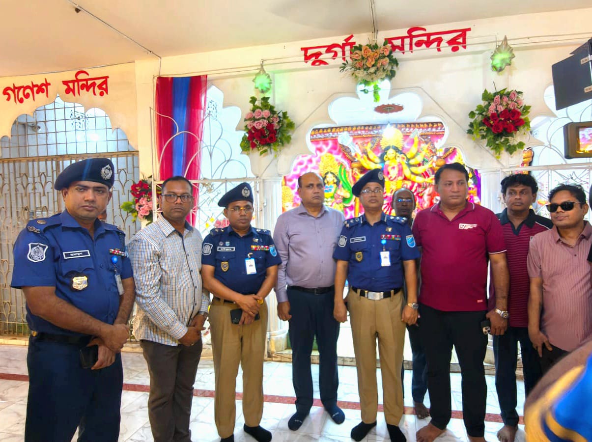 গোপালগঞ্জে শারদীয় দুর্গাপূজা উপলক্ষে পূজা মন্ডপের নিরাপত্তা ব্যবস্থা পরিদর্শন করেছেন ঢাকা রেঞ্জ ডিআইজি মোঃ মোস্তাফিজুর রহমান