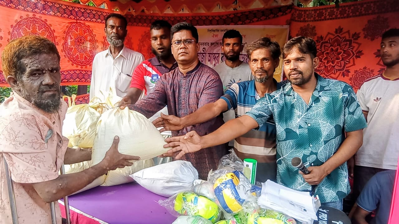মাগুরায় অ্যাডভোকেট কাজী আব্দুর রশিদ সমন্বয় ফাউন্ডেশনের উদ্যোগে খাদ্য ও ক্রীড়া সামগ্রী বিতরণ