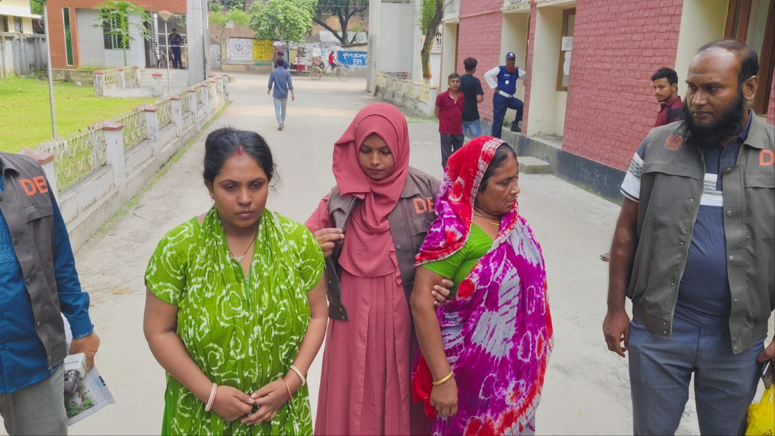মাগুরায় ৪ হাজার পিস ইয়াবা ও ৬ লাখ টাকাসহ দুই নারী মাদক ব্যবসায়ী গ্রেপ্তার