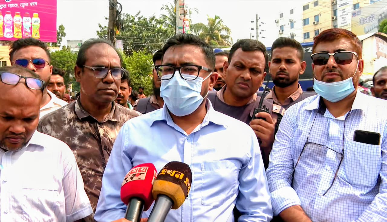 খুলনায় ফুটপাত দখলমুক্ত করতে কেসিসির অভিযান, ভাঙা হলো অবৈধ দোকানপাট