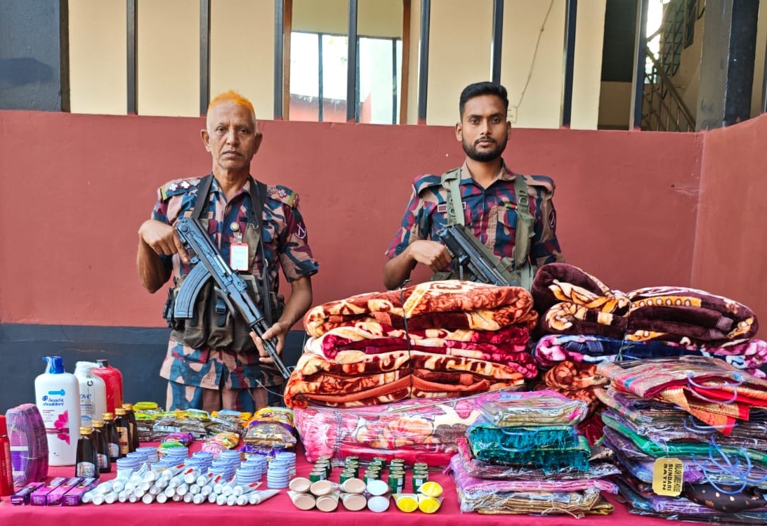 যশোর সীমান্তে অভিযান চালিয়ে বিপুল পরিমাণ চোরাচালানি মালামাল আটক করেছে ৪৯ বিজিবি