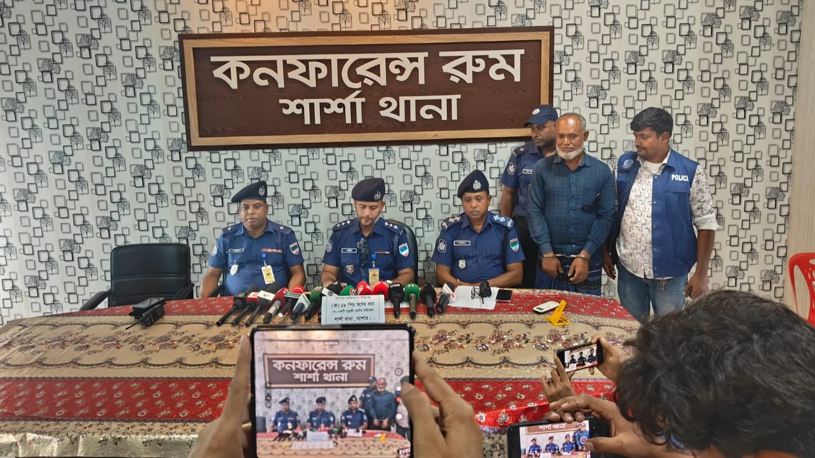 শার্শায় ২ কেজি ৯০ গ্রাম স্বর্ণসহ গ্রেপ্তার ১ : ১৮টি বার ও মোটরসাইকেল জব্দ