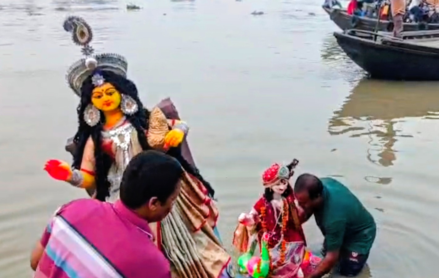 খুলনার জেলখানা ঘাটে প্রতিমা বিসর্জন