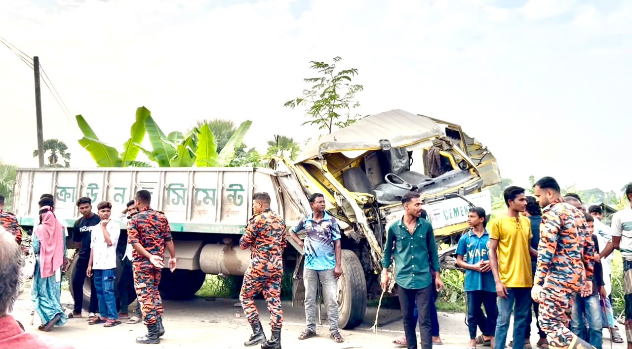 খুলনা-সাতক্ষীরা মহাসড়কের আঠারো মাইল বাজারে ভয়াবহ সড়ক দুর্ঘটনা, নিহত ৪, আহত অনেকে