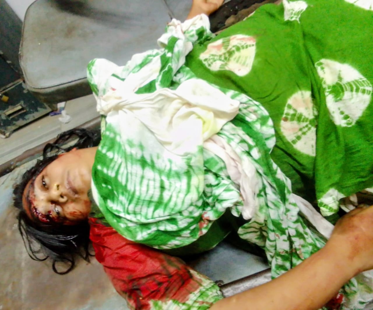 খুলনায় নারীকে গুলি ও কুপিয়ে হত্যা