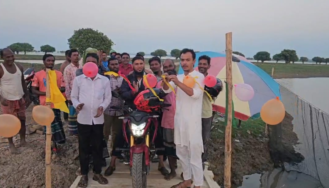টাকা ছাড়াই পারাপার জনস্বার্থে কাঠের সেতু বানিয়ে উন্মুক্ত দিলেন মিনু