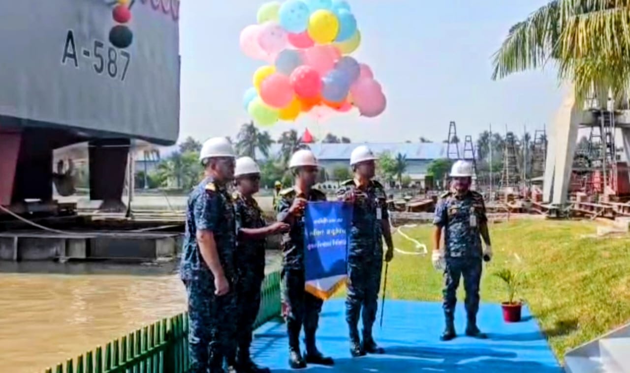 খুলনা শিপইয়ার্ডে নৌবাহিনীর এলসিটি-১০৪ জাহাজের লঞ্চিং সম্পন্ন : সামরিক সদস্য ও বিপুলসংখ্যক যানবাহন পরিবহনে সক্ষম নতুন জাহাজ