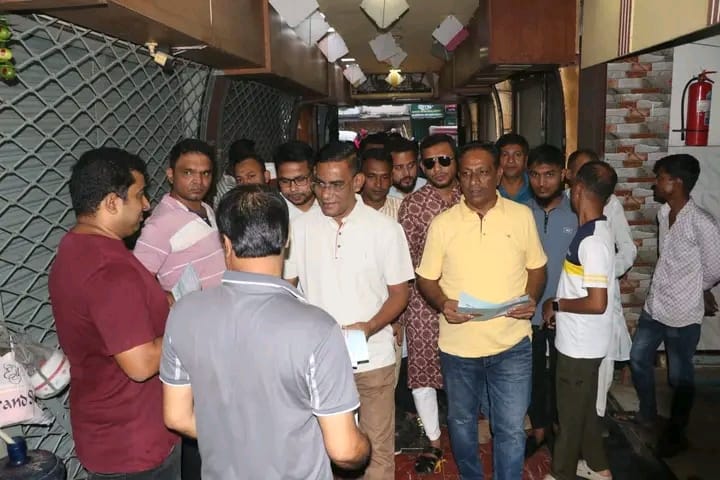 খুলনায় জ্বালানি তেল বিতরণ নিয়ে জনসচেতনতায় যুবদলের লিফলেট বিতরণ