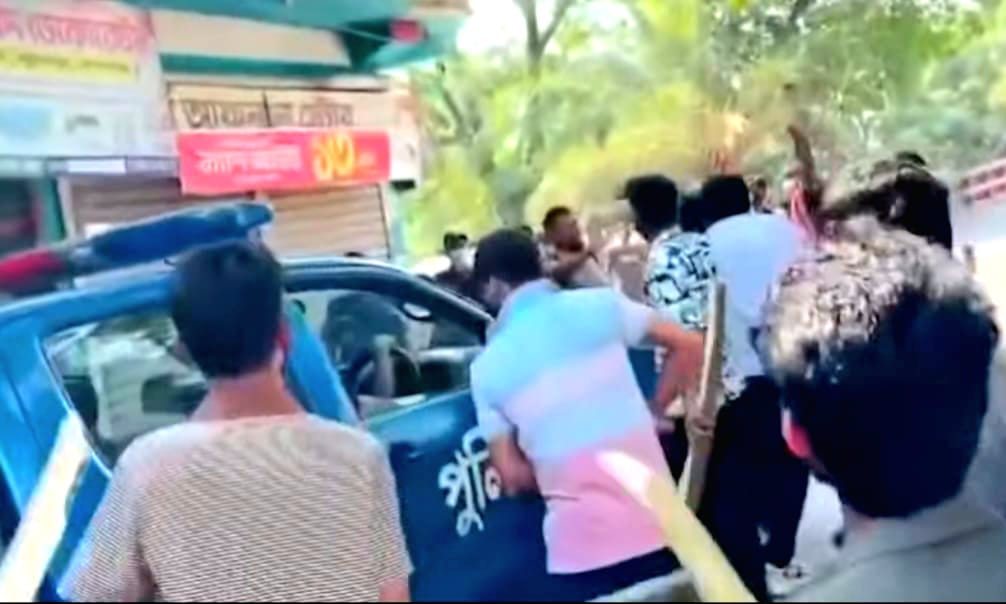 গোপালগঞ্জে “জয়বাংলা” স্লোগান দিয়ে পুলিশের ওপর হামলা : গাড়ি ভাঙচুর, দুই পুলিশ আহত