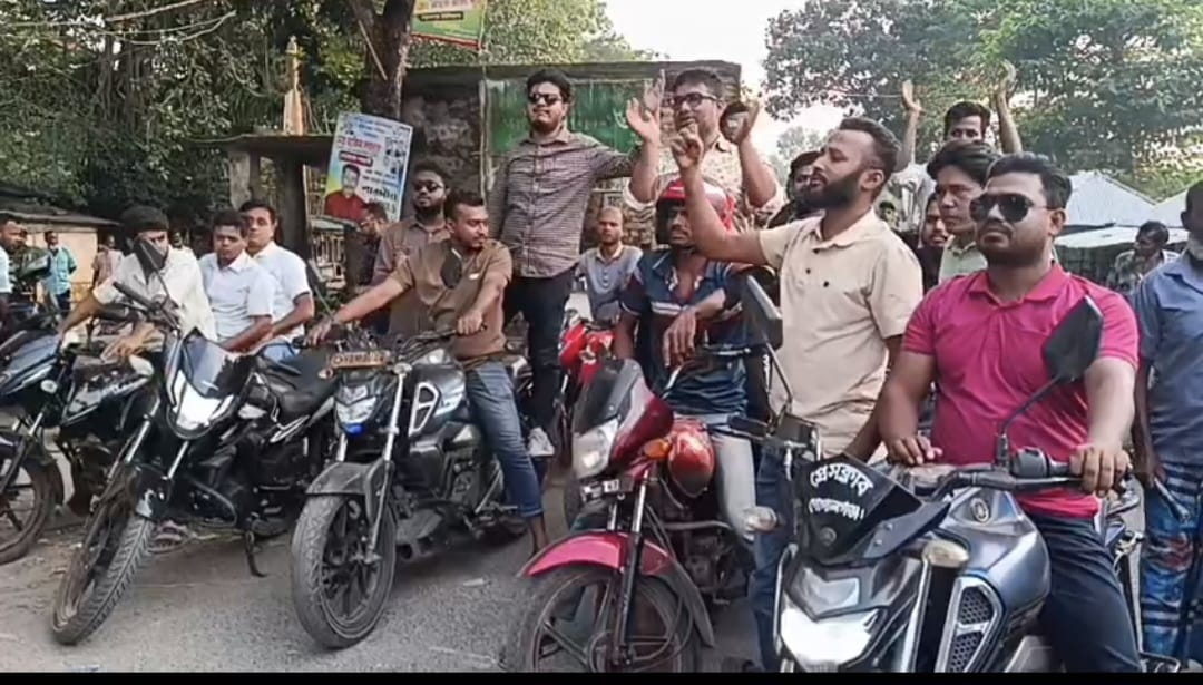 পুলিশের উপর হামলা ও গাড়ী ভাংচুরের প্রতিবাদে গোপালগঞ্জেে ছাত্রদল ও যুবদলের মিছিল