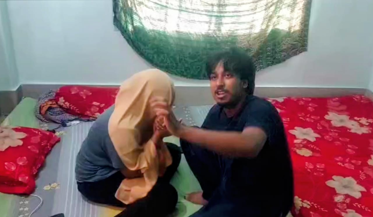 খুলনায় জামাত নেতার ছেলে আপত্তিকর অবস্থায় আটক