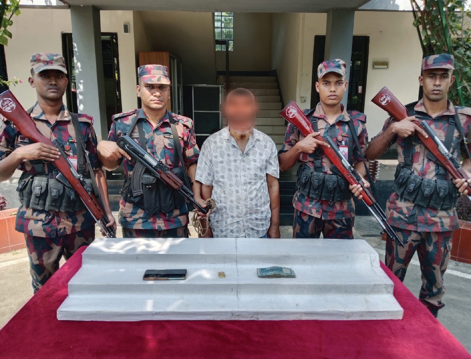 যশোরের বেনাপোল সীমান্তে ১১২ গ্রাম ওজনের স্বর্ণের বারসহ পাচারকারী আটক