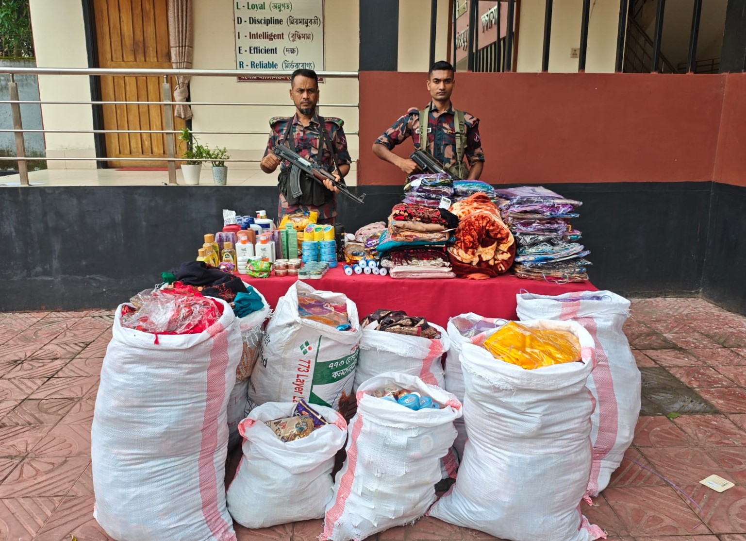 যশোর সীমান্তে বিজিবির অভিযান : ২২ লাখ টাকার মাদক ও চোরাচালানী মাল জব্দ