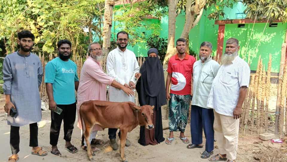 রাজশাহীর চারঘাটে অসহায় পরিবারের পাশে জুয়েলক্যান্সার আক্রান্ত পরিবারের হাতে বকনা গরু, পানির সংকটে থাকা কয়েক পরিবার পেল টিউবওয়েল